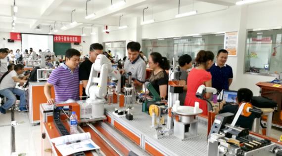 泰州職業(yè)技術(shù)學(xué)院智能制造學(xué)院：工業(yè)機器人技術(shù)專業(yè).jpg