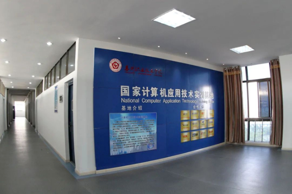 24招生季 ?專業(yè)巡禮 _ 人工智能與大數(shù)據(jù)學院：電子信息工程技術專業(yè)7.jpg
