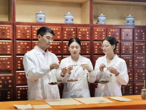 江蘇衛(wèi)生健康職業(yè)學(xué)院：藥學(xué)院2.jpg