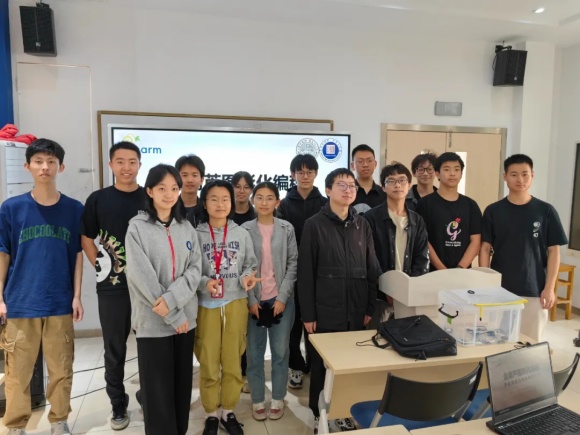 蘇州市第三中學攜手蘇州大學推出《玩轉STEM機器人》校本課程！.webp_副本.jpg