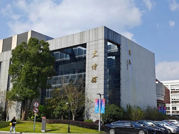 降溫了！快來看看江蘇工程職業(yè)技術(shù)學(xué)院的毛絨外套！21.webp_副本.jpg