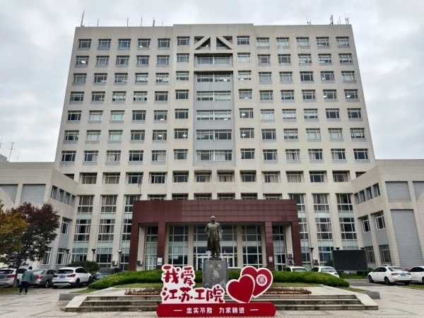 降溫了！快來看看江蘇工程職業(yè)技術(shù)學(xué)院的毛絨外套！31.webp_副本.jpg