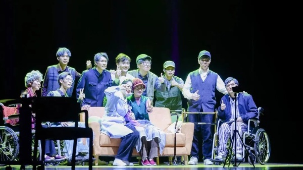 江蘇經(jīng)貿(mào)職業(yè)技術(shù)學(xué)院追夢路上，與“光”同行11_副本.jpg