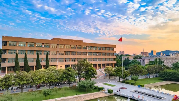 中國礦業(yè)大學(xué)徐海學(xué)院校園開放日2_副本.jpg