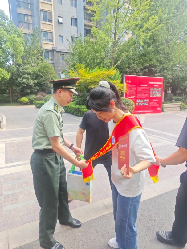 江蘇650分榜首學(xué)子接收信息支援部隊(duì)工程大學(xué)“成長邀約”！.png
