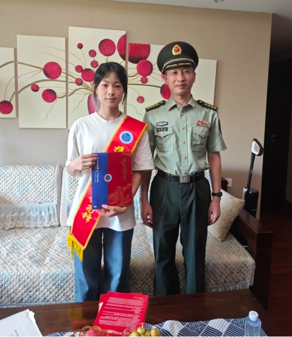 江蘇650分榜首學(xué)子接收信息支援部隊(duì)工程大學(xué)“成長邀約”！7.png